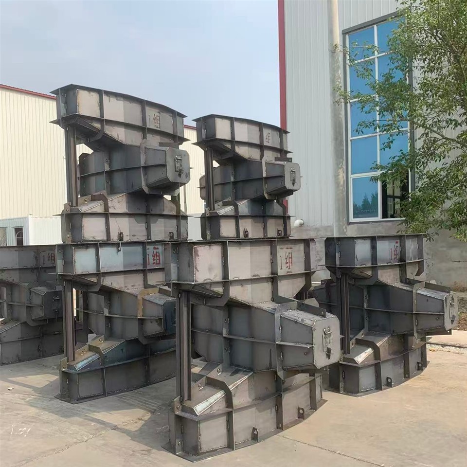 Csavart betonblokk forma